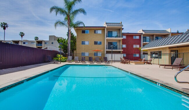 Nada en nuestra piscina exterior de agua salada. - Villas of Pasadena