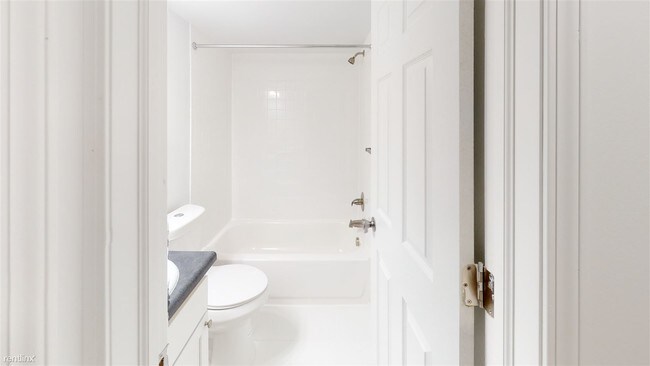 Building Photo - 1 br, 1 bath Apartment - 801 Green Rd # 417