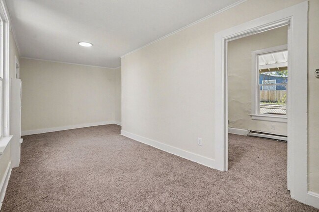 Building Photo - Charming 2 Bed / 1 Bath Duplex with Private Yard & Off-Street Parking
