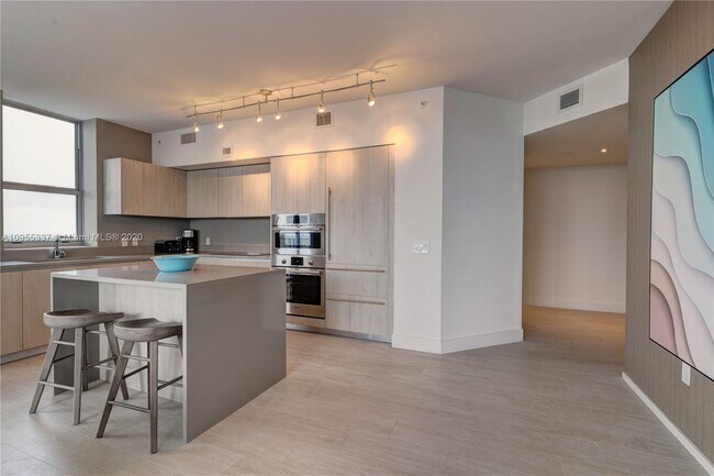 Building Photo - 4010 S Ocean Dr