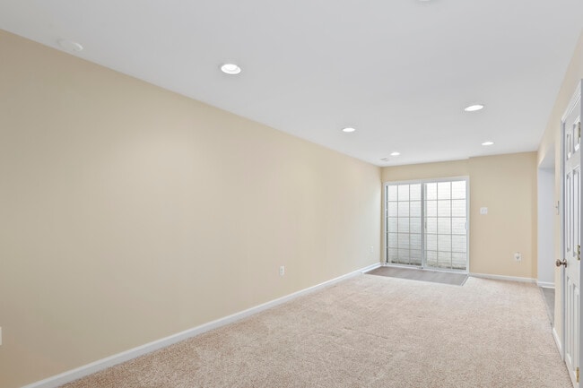 Building Photo - 10205 Waterford Dr