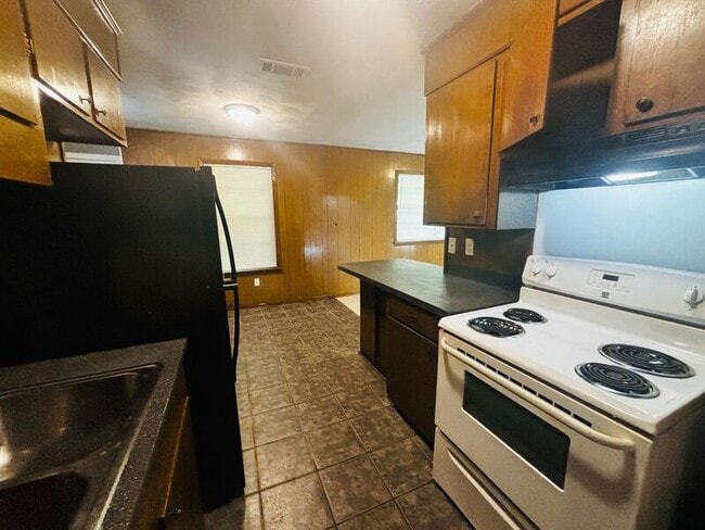 Building Photo - 5665 Queen Mary Ln