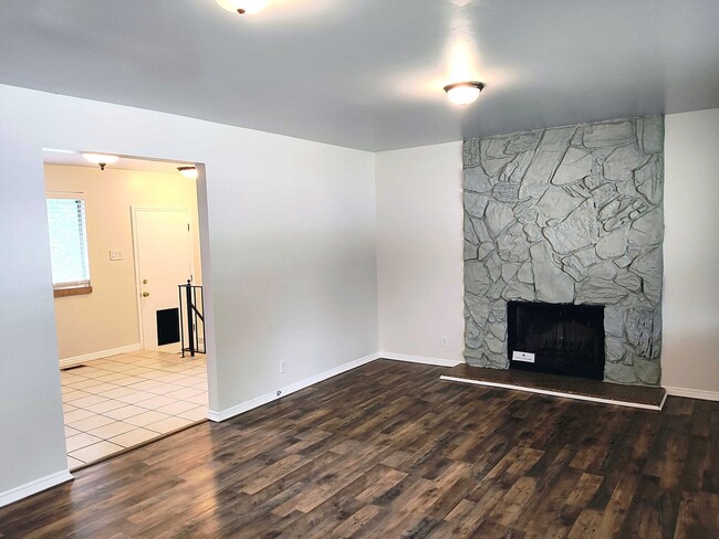 Building Photo - Great 5 Bed 3 Bath Rambler Home in Sandy