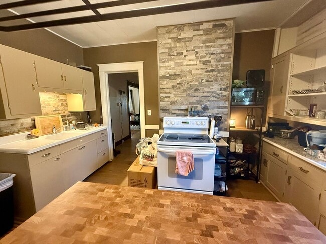 Building Photo - 707 E Thomas St