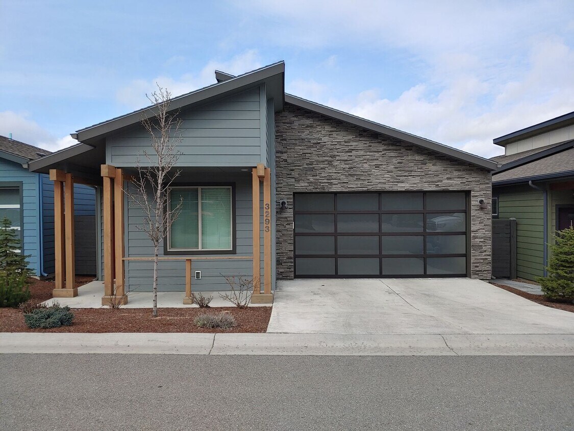 Primary Photo - Beautiful Low Maintenance Home in Gated Co...