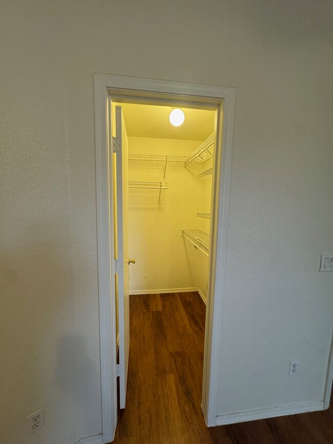 Building Photo - 813 E Amabisca Cir