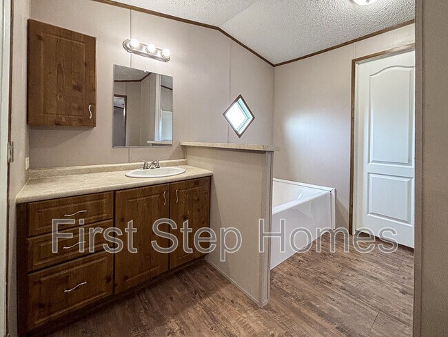 Building Photo - 618 San Rafael