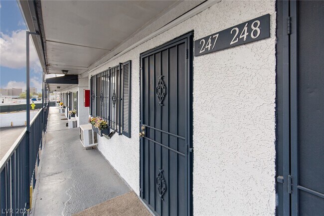 Foto del edificio - 4600 University Center Dr