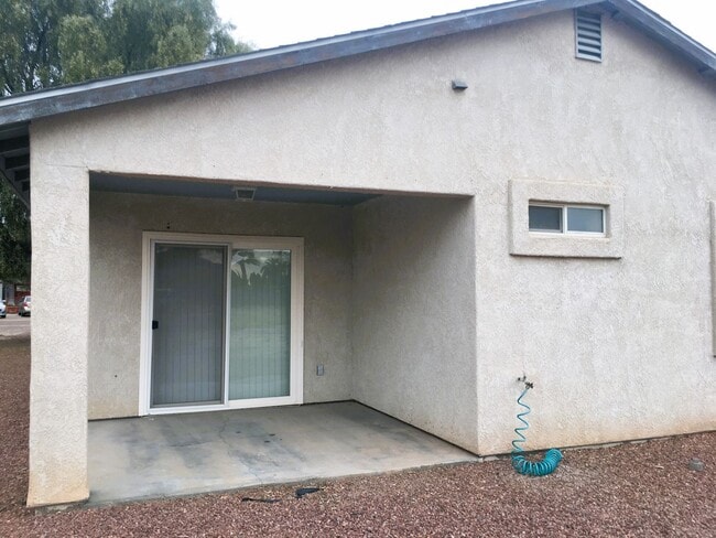 Foto del edificio - 3-Bedroom Single Family Home with Central Cooling, Attached Garage, and Tile Flooring
