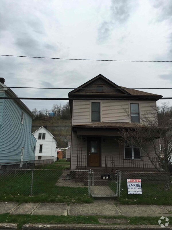 Apartments For Rent in Yorkville, OH with Hardwood Floors 1 Rentals