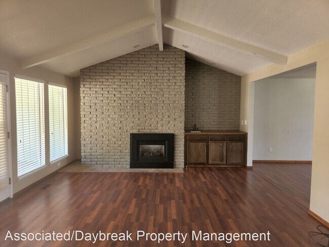 Building Photo - 3 br, 2.5 bath House - 16 Burning Tree Dr