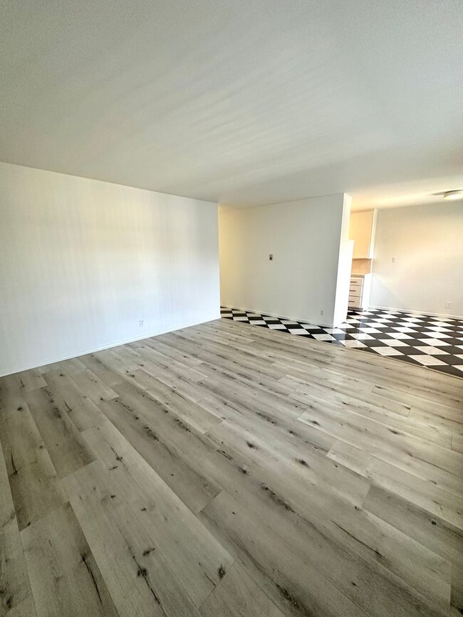 Building Photo - Newly Renovated Top Floor 1 Bedroom Condo ...