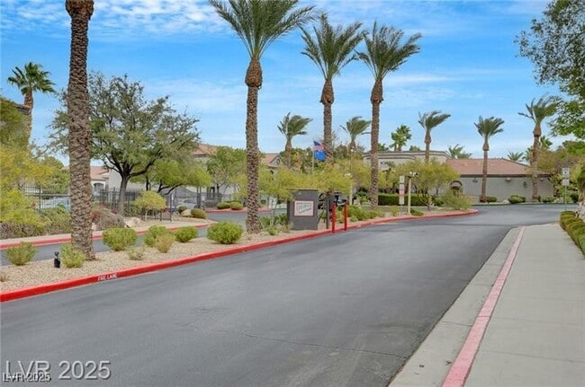 Building Photo - 950 Seven Hills Dr