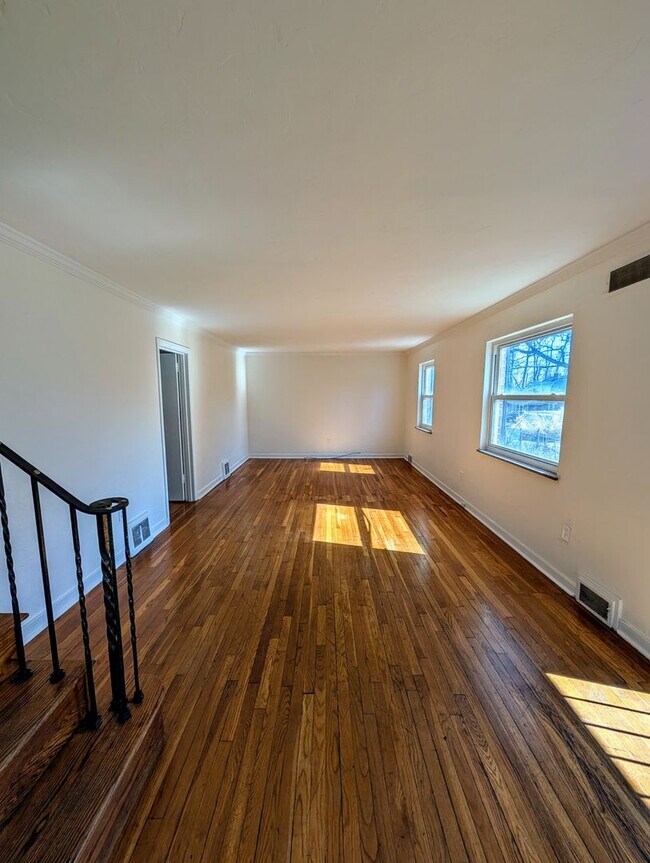 Foto del edificio - 3 Bed, 1 Bath Home w/ Finished Attic, Sunr...
