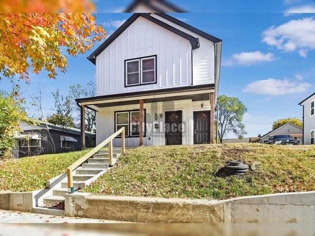 Photo - 2809 E Riverside Dr House