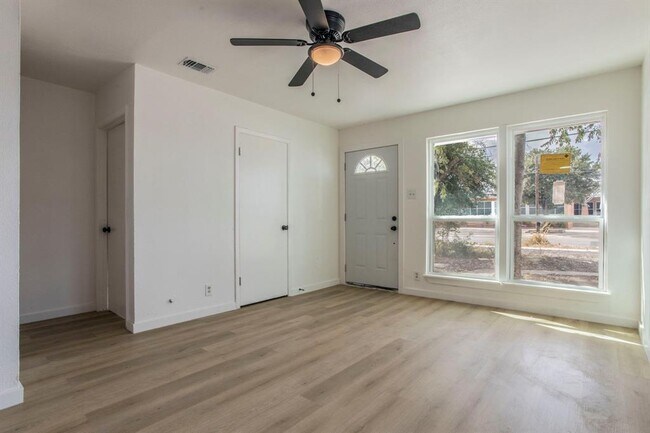 Building Photo - 415 W Hutchins Pl