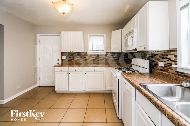 Foto del edificio - 18722 Hamlin Ave