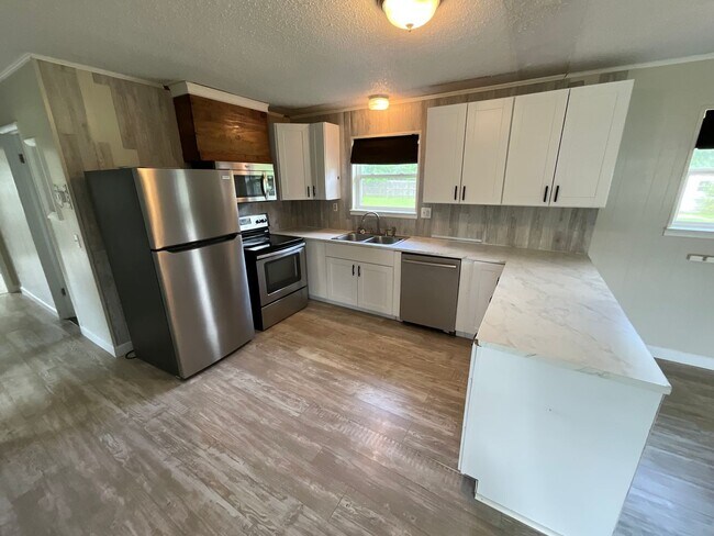 Foto del edificio - Spacious 3/2 Brick Home in Dogwood Heights with Fenced Back Yard