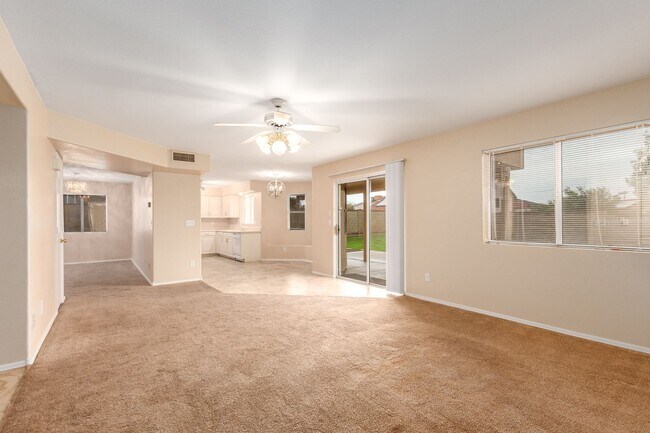 Building Photo - Large 4 bed 2.5 bath home with no HOA!