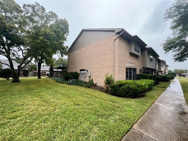 Building Photo - 7126 Crownwest St