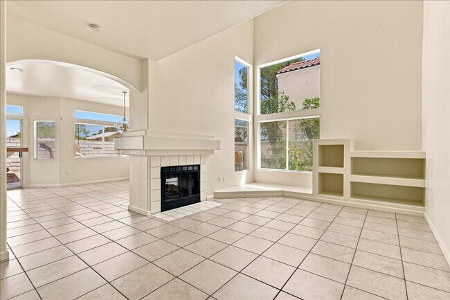 Foto del edificio - Bright & Spacious 3Bd Home with Vaulted Ceilings & Outdoor Kitchen