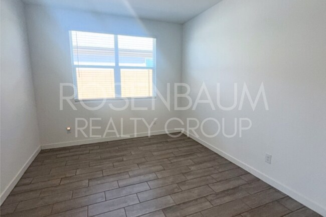 Building Photo - Stunning 4-bedrooms, 3-baths single story ...