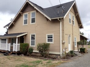 Building Photo - 307 10th Ave SE