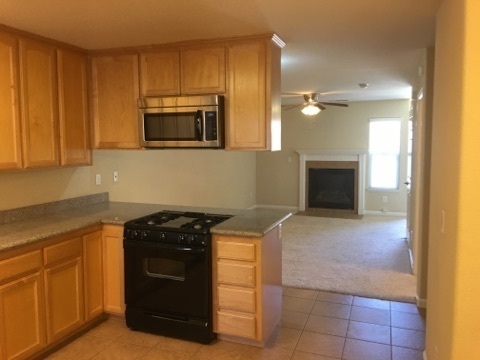 Building Photo - Modesto 2 Bedroom 2.5 Bath Townhome