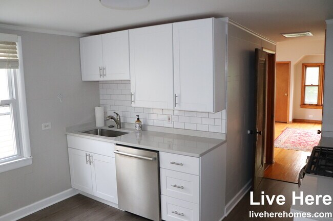 Building Photo - 4825 N Oakley Ave