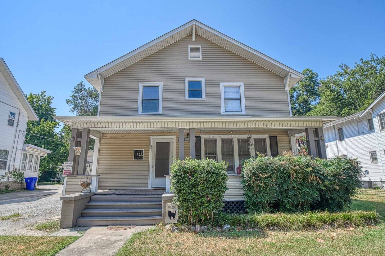 Primary Photo - 464 College Ave