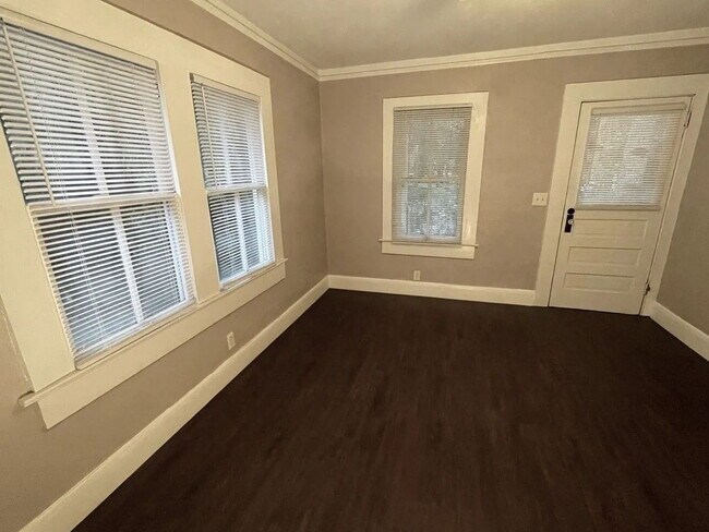 Building Photo - Affordable 1/1 next to Cascades Park!