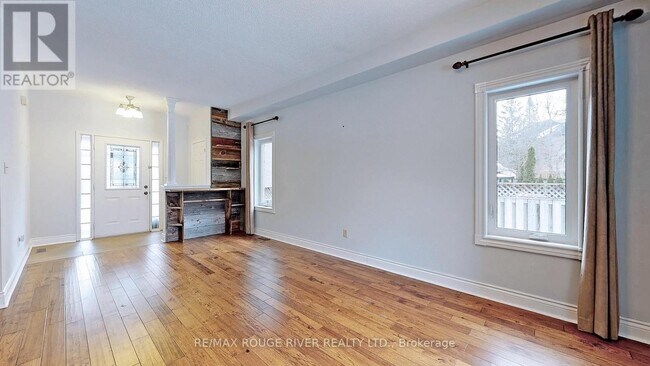 Building Photo - 913 Wingarden Crescent