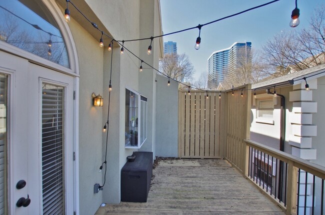 Building Photo - Townhome in Midtown