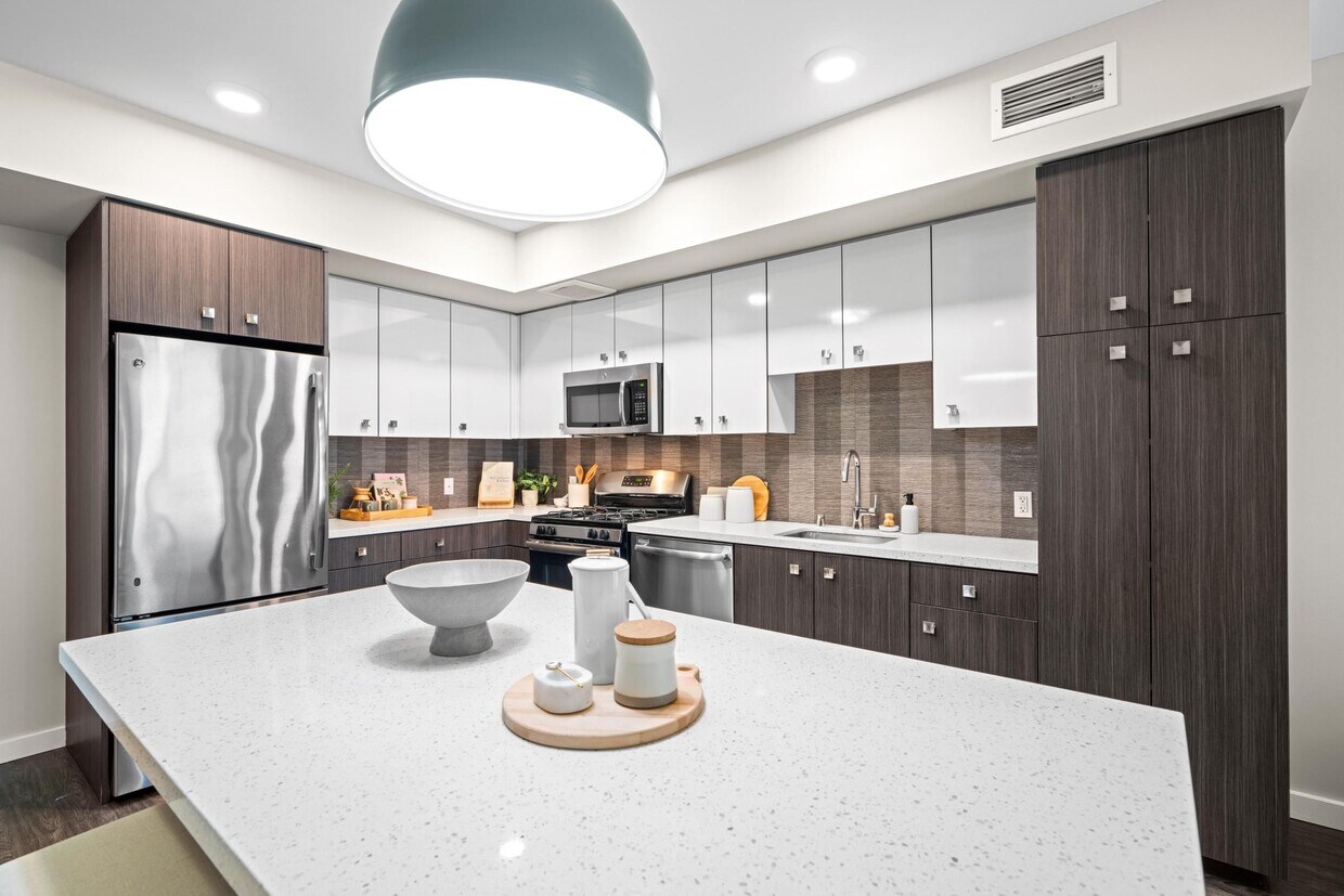 Cocina moderna en L Seven Apartments en San Francisco, CA 94103 - L Seven