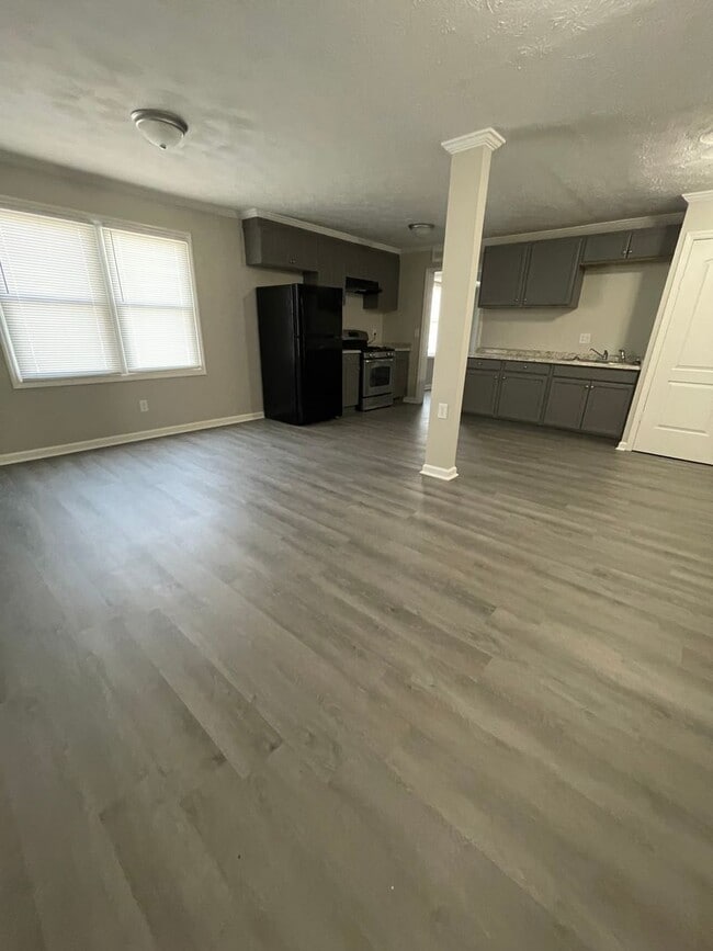 Building Photo - Oversized Newly Renovated One Bedroom Available