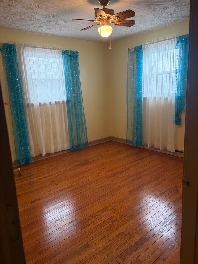 Foto del edificio - Charming Reading 3/4 BR Home For Rent with lots of Character