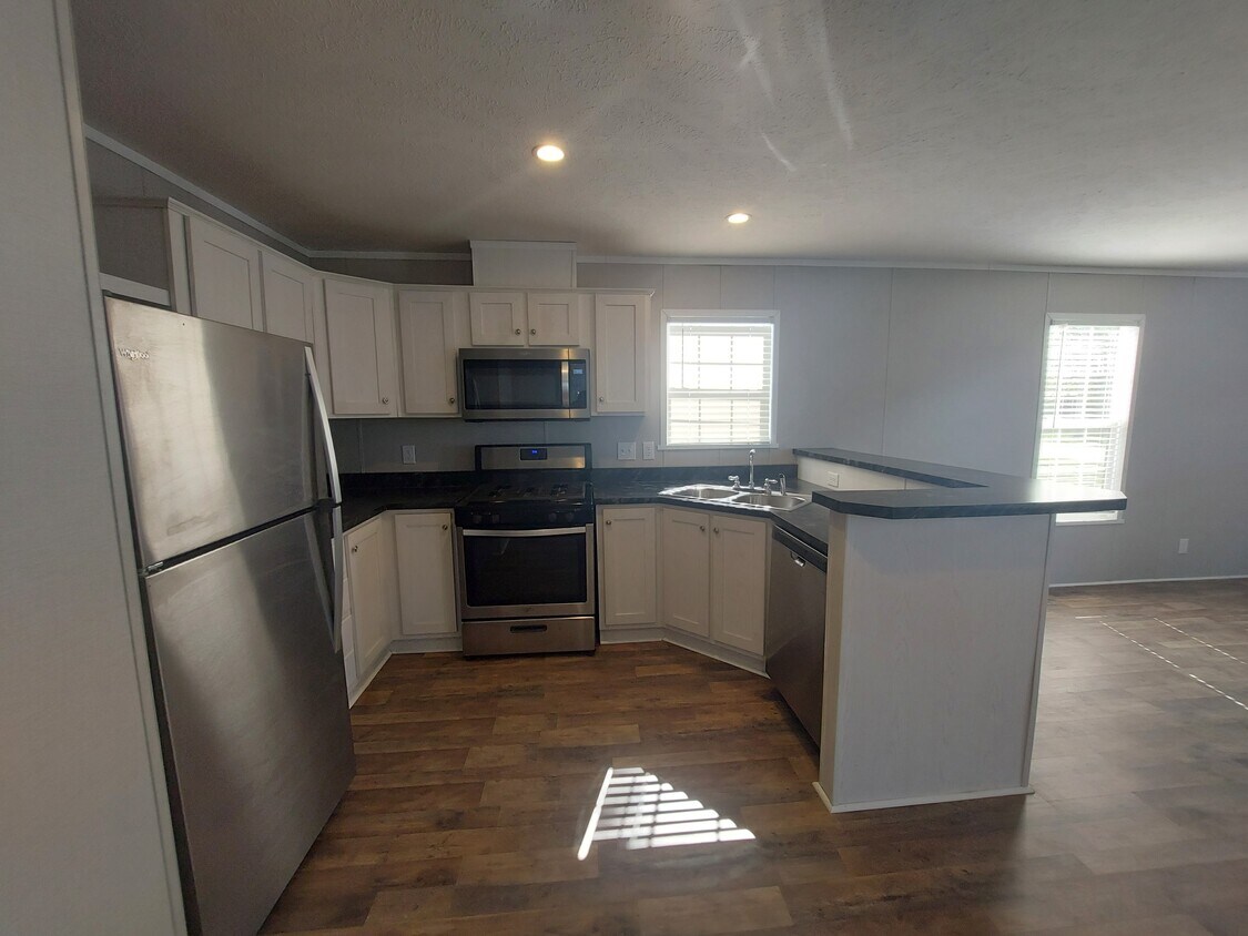 Primary Photo - 3431 Bissell Rd
