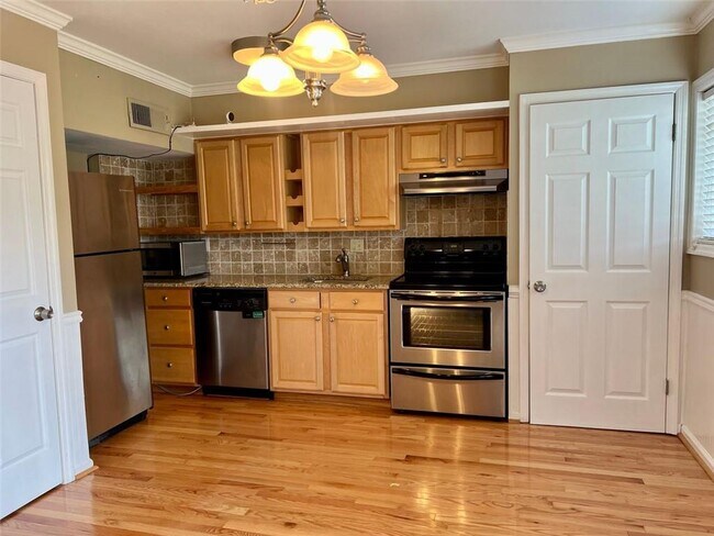 Building Photo - 3101 Colonial Way