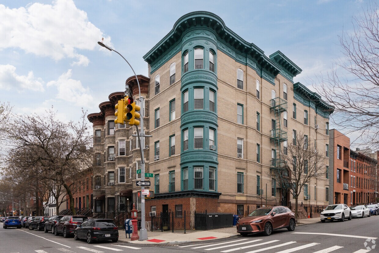 Primary Photo - 331 13th St