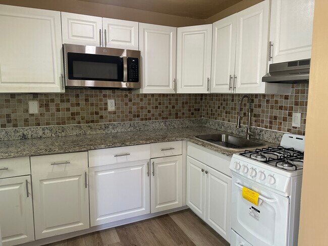 Foto del edificio - 124 S Oleander Ave