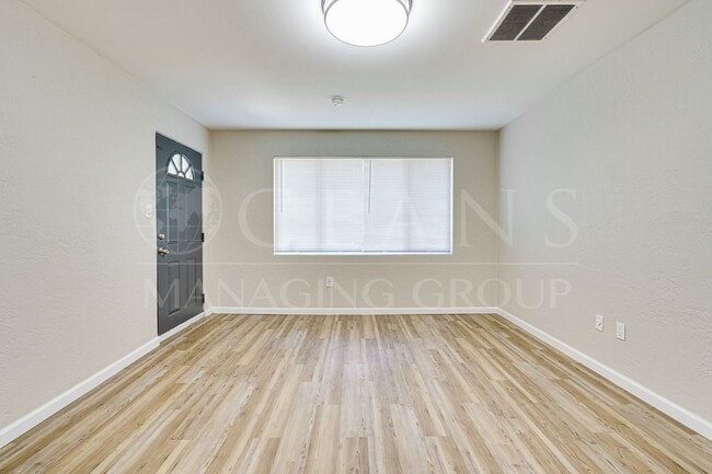 Building Photo - Beautifully Remodeled 3 Bedroom Home in th...