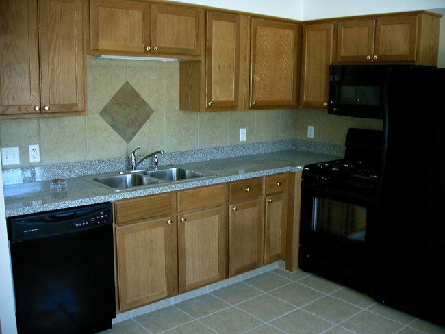 Microondas, estufa/horno y refrigerador - 1319 Argo Ln