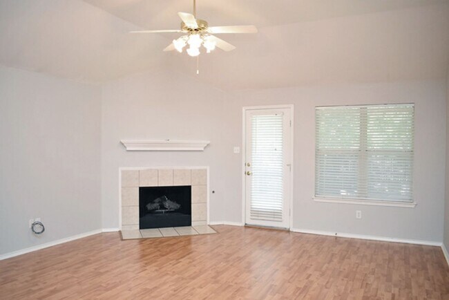 Foto del edificio - 11901 Gold Creek Dr E