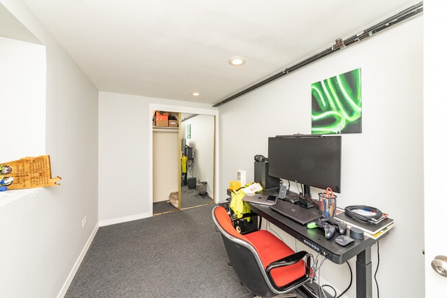 Foto del edificio - 2833 N Albany Ave