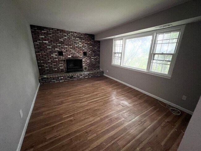 Building Photo - Charming 3 Bed with 2 Baths