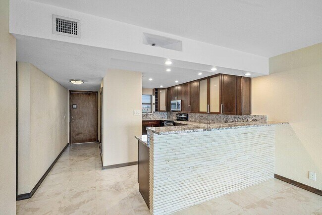 Building Photo - 2400 Deer Creek Country Club Blvd