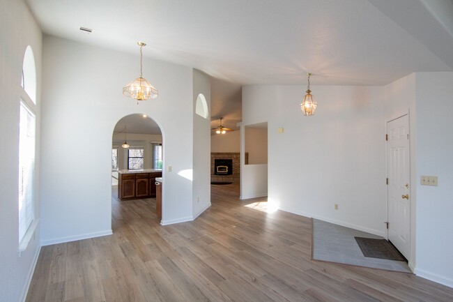 Building Photo - Beautiful Home in Country Heights!