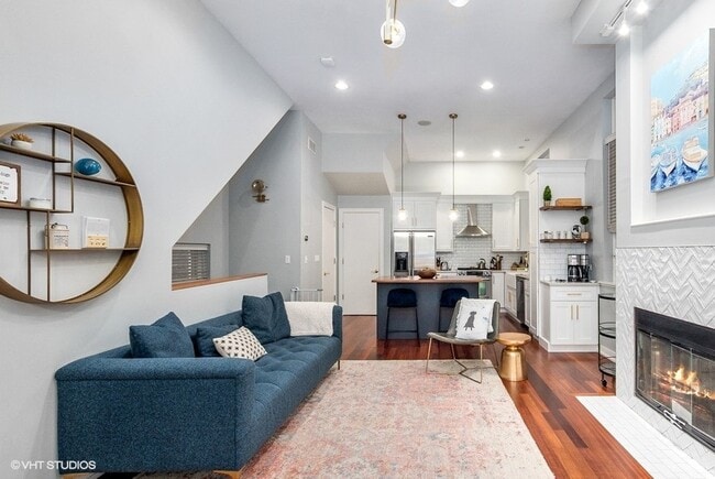 Living Room - 942 N Winchester Ave