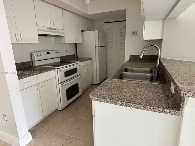 Building Photo - 440 S Park Rd