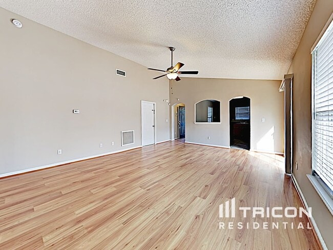 Building Photo - 4303 Hanging Moss Dr